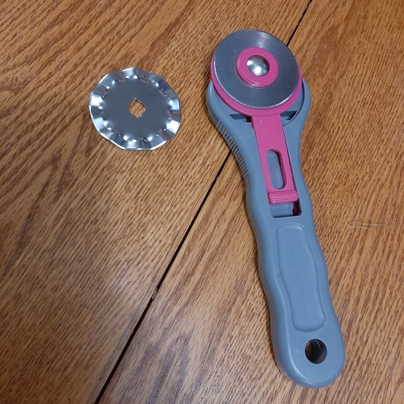 Fabric Cutter - Picture 1 of 2